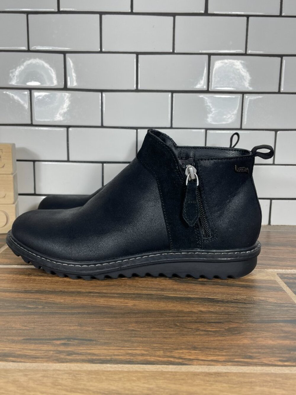 Skechers Arch Fit Mojave Indefinite Shoes Womens Size 7.5 Black Zip Ankle Boots